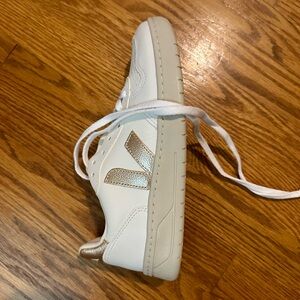 Vejas white sneakers with gold details